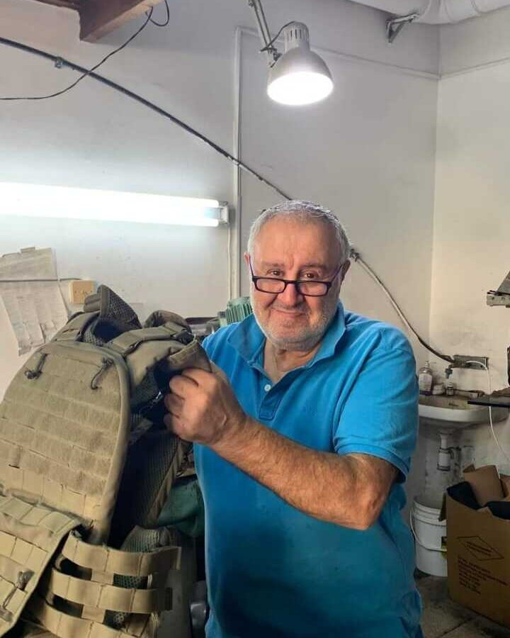 בוריס, סנדלר אומן, בסדנה שלו